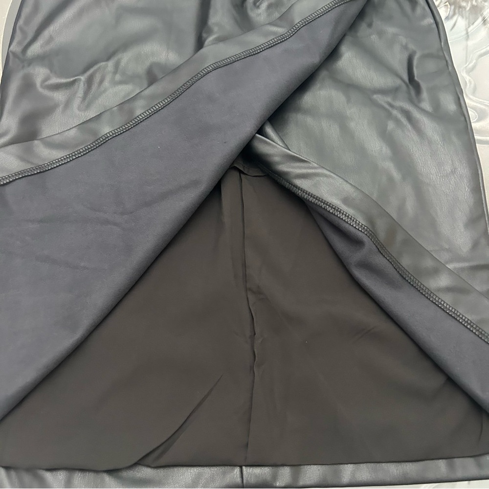Suzy Shier Elegant Black Faux Leather pencil skirt size medium - Picture 10 of 10